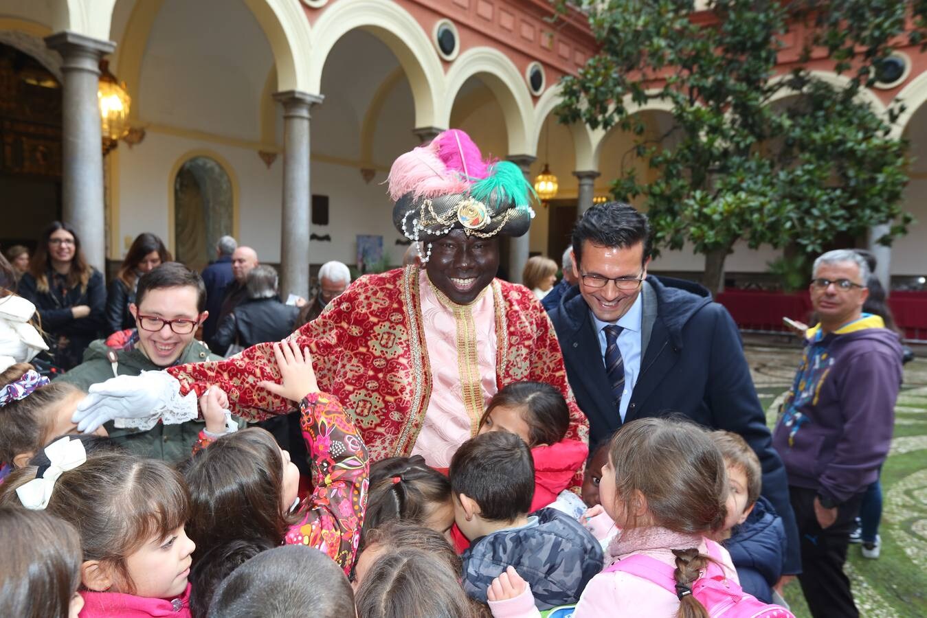 Un año más, gracias a IDEAL, el emisario de los Reyes Magos espera a los más pequeños en el Ayuntamiento