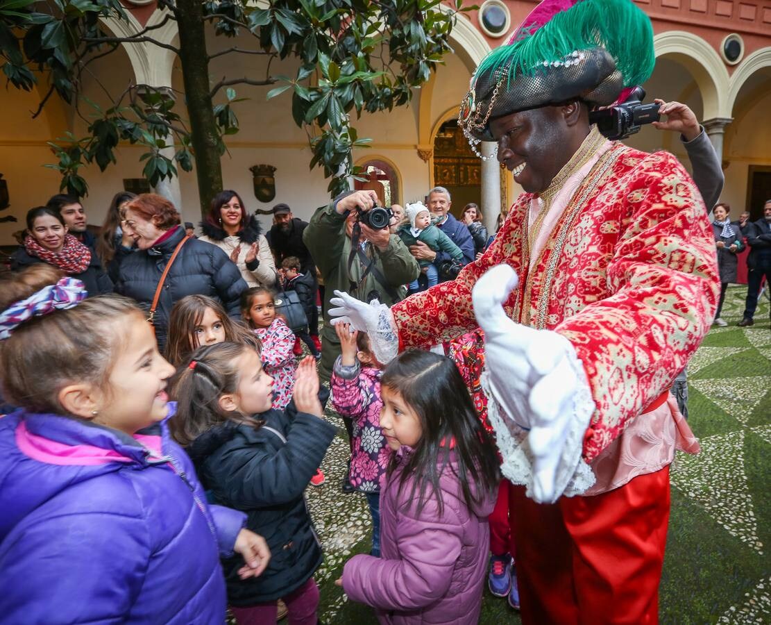 Un año más, gracias a IDEAL, el emisario de los Reyes Magos espera a los más pequeños en el Ayuntamiento