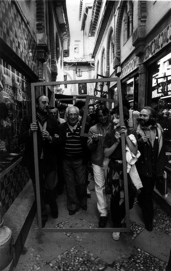 Rafael Alberti, centro, junto a Fernando Quiñones, a la izquierda, y Juan de Loxa, derecha, recorren la céntrica calle Alcaicería, en una de sus primeras visitas a Granada, en mayo de 1983.