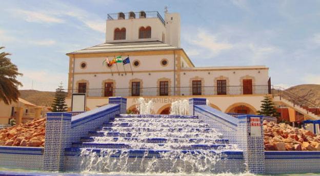 Edificio que alberga el Ayuntamiento de Huércal de Almería.