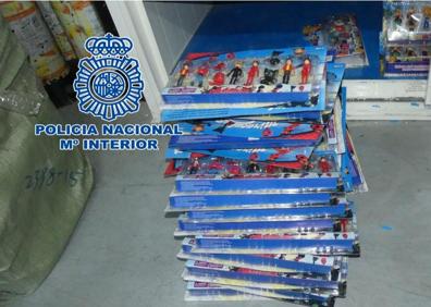 Imagen secundaria 1 - Detenido por vender juguetes falsificados y peligrosos en Torredelcampo