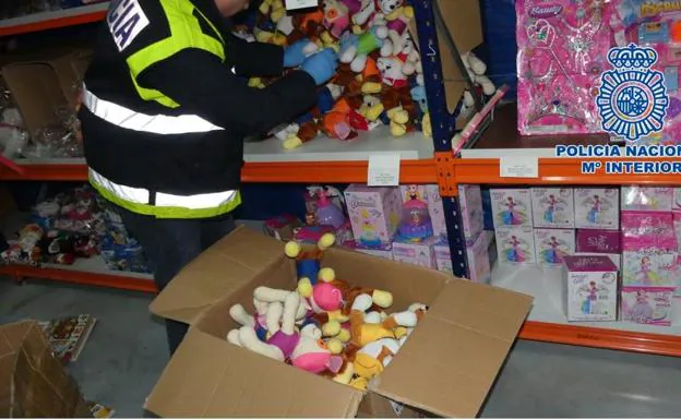 Detenido en Torredelcampo un empresario por vender juguetes falsificados