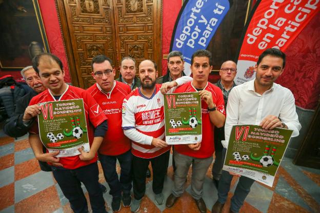 Los jugadores del Borderline y el concejal presentaron ayer el cartel de la presente edición.