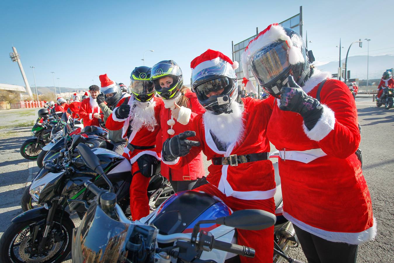 Decenas de moteros disfrazados de Papá Noel recorren Granada para congraternizar y celebrar que las fiestas ya están aquí