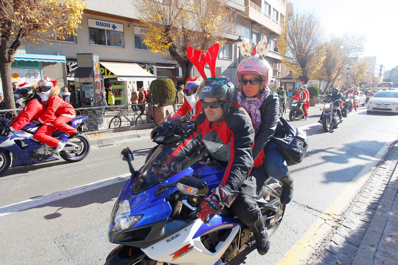 Decenas de moteros disfrazados de Papá Noel recorren Granada para congraternizar y celebrar que las fiestas ya están aquí