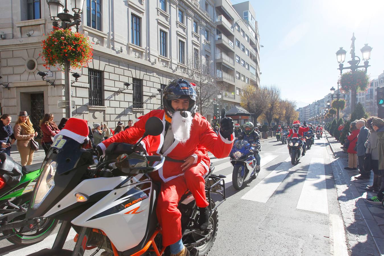 Decenas de moteros disfrazados de Papá Noel recorren Granada para congraternizar y celebrar que las fiestas ya están aquí