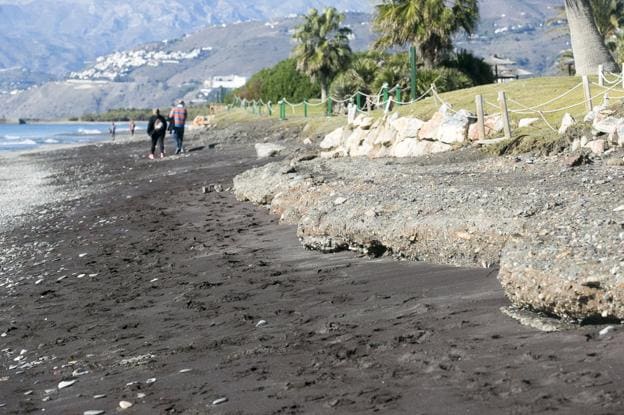 La borrasca 'Ana' dejó la semana pasada este escalón en Playa Granada, el eterno socavón.