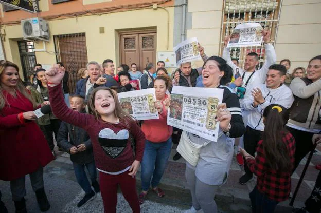 Vecinos de Pinos Puente celebran el segundo premio de la Lotería Nacional en diciembre de 2016.