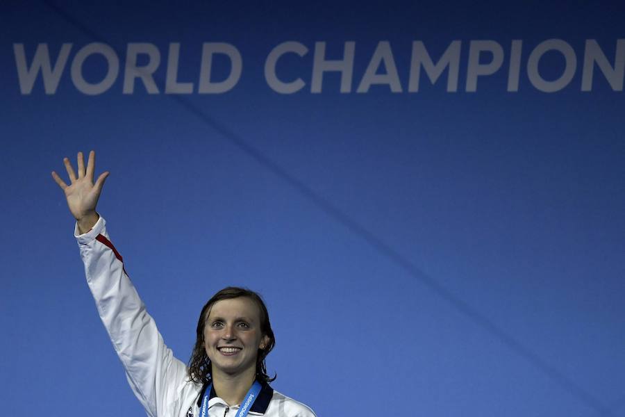 Cuatro medallas de oro en Barcelona-2013, cinco en Kazán-2015 y otras cinco preseas doradas -además de otra de plata- en el Mundial de Budapest, disputado el pasado mes de julio. La joven estadounidense Katie Ledecky, que sigue haciendo historia a sus 20 años, se zambulló en oro en la piscina del Duna Arena de la capital húngara, junto al Danubio, con sus triunfos en 400 m libre, 800 m libre, 1.500 m libre, 4x100 m libre, y 4x200 m libre. Sólo la plata en los 200 m libre evitó el pleno de la 'niña prodigio' de la natación, que demostró que sus cuatro oros en Rio-2016 no fueron casualidad.