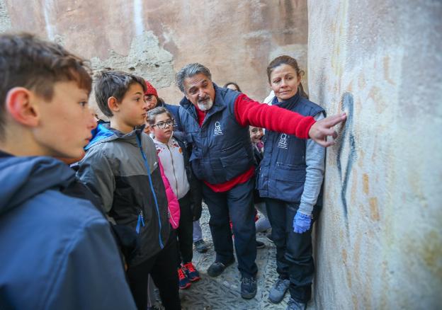 Alumnos del colegio Gómez Moreno asisten a una 'charla' sobre las pintadas.