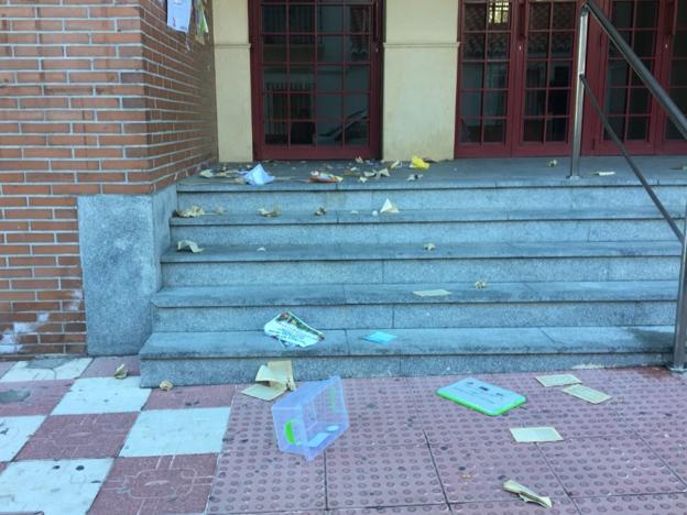 Libros destrozados a las puertas del centro de salud de Otura.