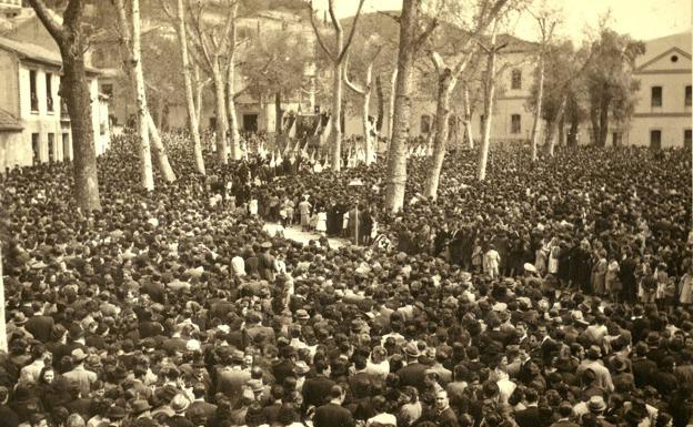 Imagen principal - 1. Fotografía de época del Campo del Príncpe un Viernes Santo lleno de devotos. / 2. Vista del Campo del Príncipe en los años treinta del siglo pasado. / 3. El Cristo de los Favores, en la década de los años cuarenta. 