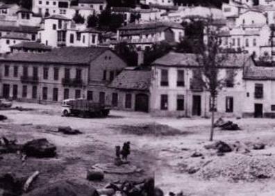 Imagen secundaria 1 - 1. Fotografía de época del Campo del Príncpe un Viernes Santo lleno de devotos. / 2. Vista del Campo del Príncipe en los años treinta del siglo pasado. / 3. El Cristo de los Favores, en la década de los años cuarenta. 