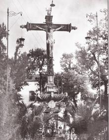 Imagen secundaria 2 - 1. Fotografía de época del Campo del Príncpe un Viernes Santo lleno de devotos. / 2. Vista del Campo del Príncipe en los años treinta del siglo pasado. / 3. El Cristo de los Favores, en la década de los años cuarenta. 