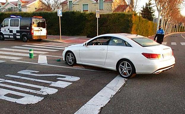 El coche, tras romper tres bolardos. 