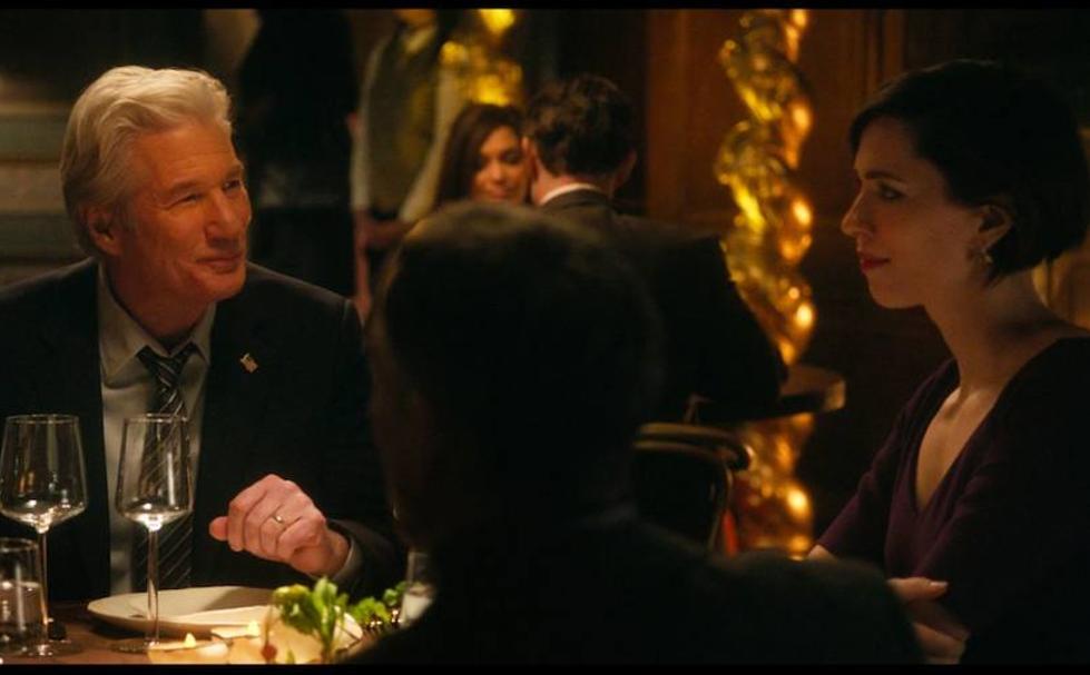Richard Gere y Rebeca Hall en una escena de 'La cena' (2017).