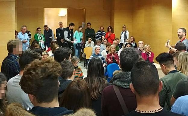 Los jueces y fiscales de Menores de Granada cantan villancicos a los niños que tienen encerrados