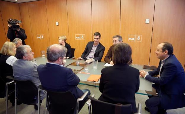 El secretario general del PSOE, Pedro Sánchez (2d), en la reunión de hoy.