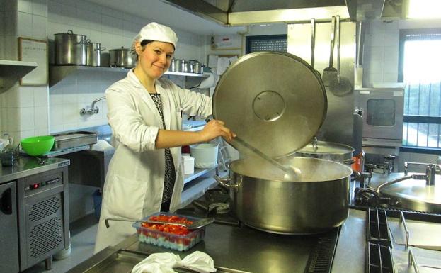 La investigadora de la UGR Ana Isabel Rodríguez Rejón, autora de este trabajo, en la cocina de una de las residencias donde se ha llevado a cabo el estudio.