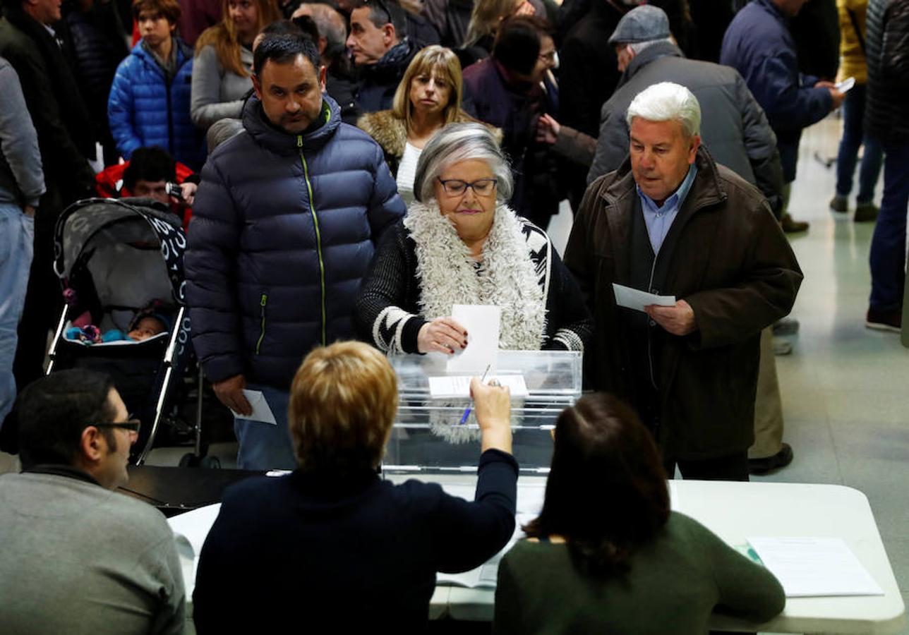 Normalidad en los colegios de Cataluña durante las primeras horas de lla jornada electoral.