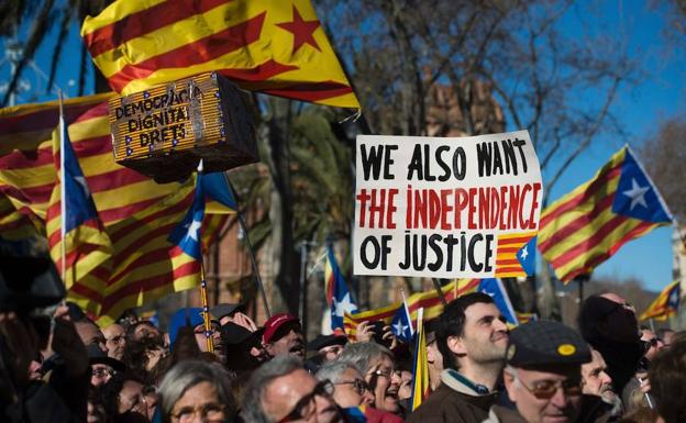 Partidarios de la independencia se concentran frente a un colegio del 9-N.