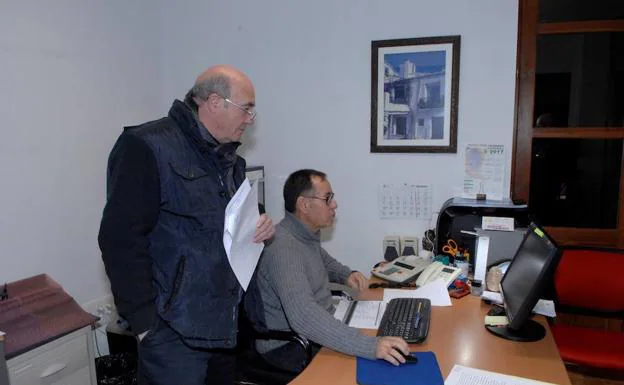 A la izquierda, el secretario-interventor de la Mancomunidad, José Vicente Oliver, y sentado el auxiliar administrativo Francisco Moreno en las nuevas dependencias.