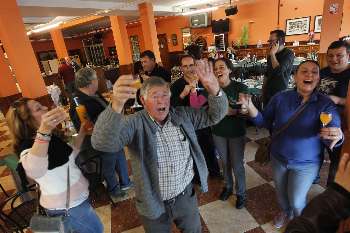 Los décimos los compró durante un viaje que hizo entre el 13 y 16 de agosto, cuando acudió por su gran afición a los toros a las fiestas de El Bibio, en Gijón, para ver torear a Juan José Padilla