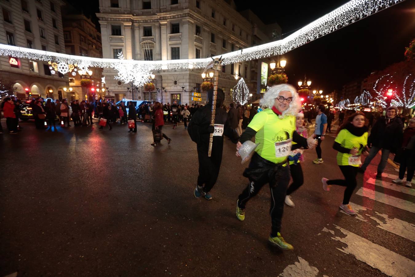 El centro de la capital se viste de fiesta para correr los 5 kilómetros de la XXVI Carrera Nocturna Solidaria