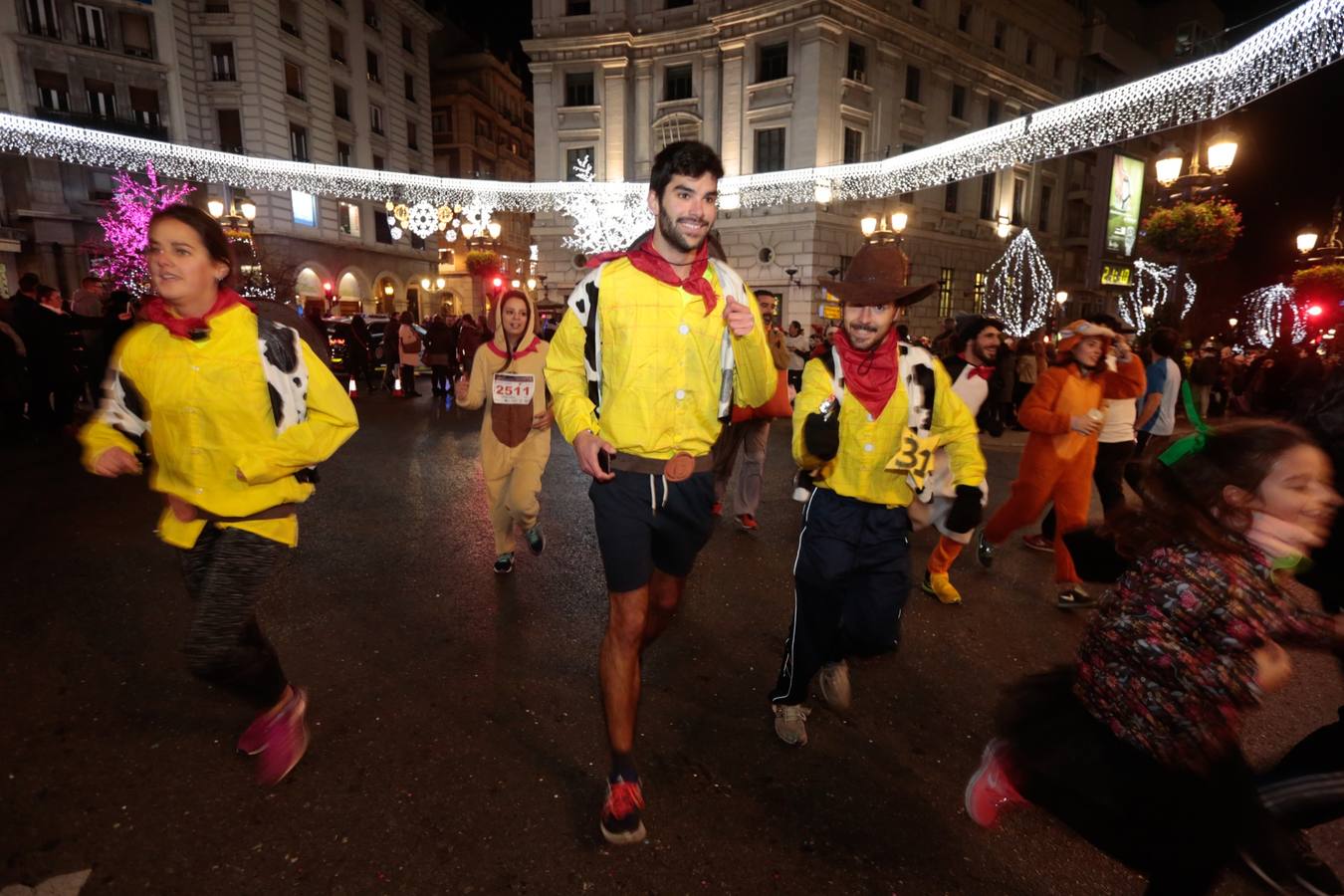 El centro de la capital se viste de fiesta para correr los 5 kilómetros de la XXVI Carrera Nocturna Solidaria