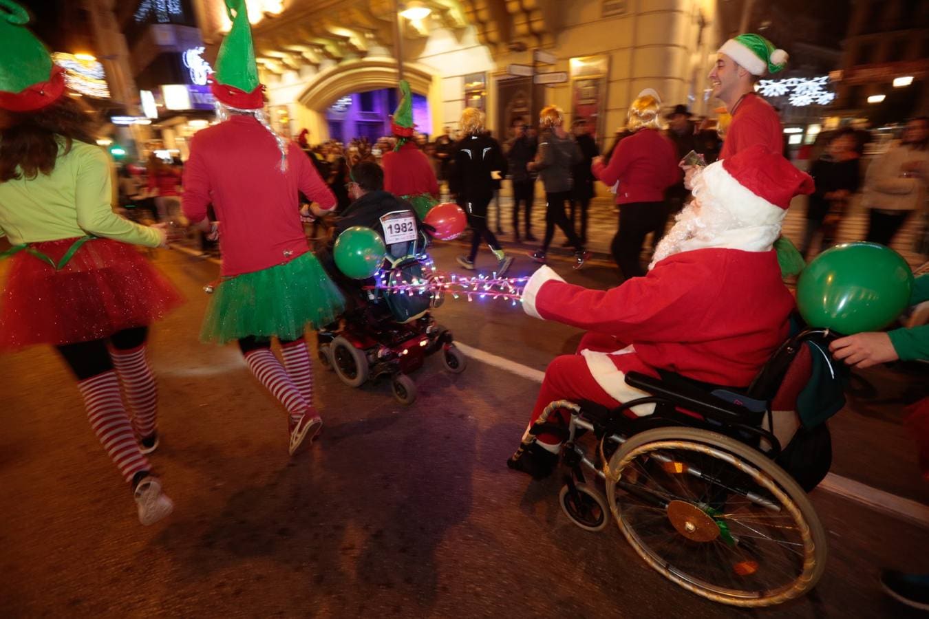 El centro de la capital se viste de fiesta para correr los 5 kilómetros de la XXVI Carrera Nocturna Solidaria