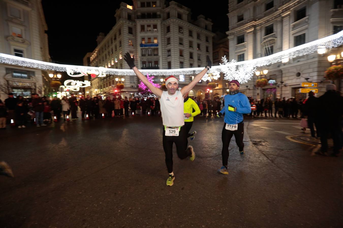 El centro de la capital se viste de fiesta para correr los 5 kilómetros de la XXVI Carrera Nocturna Solidaria