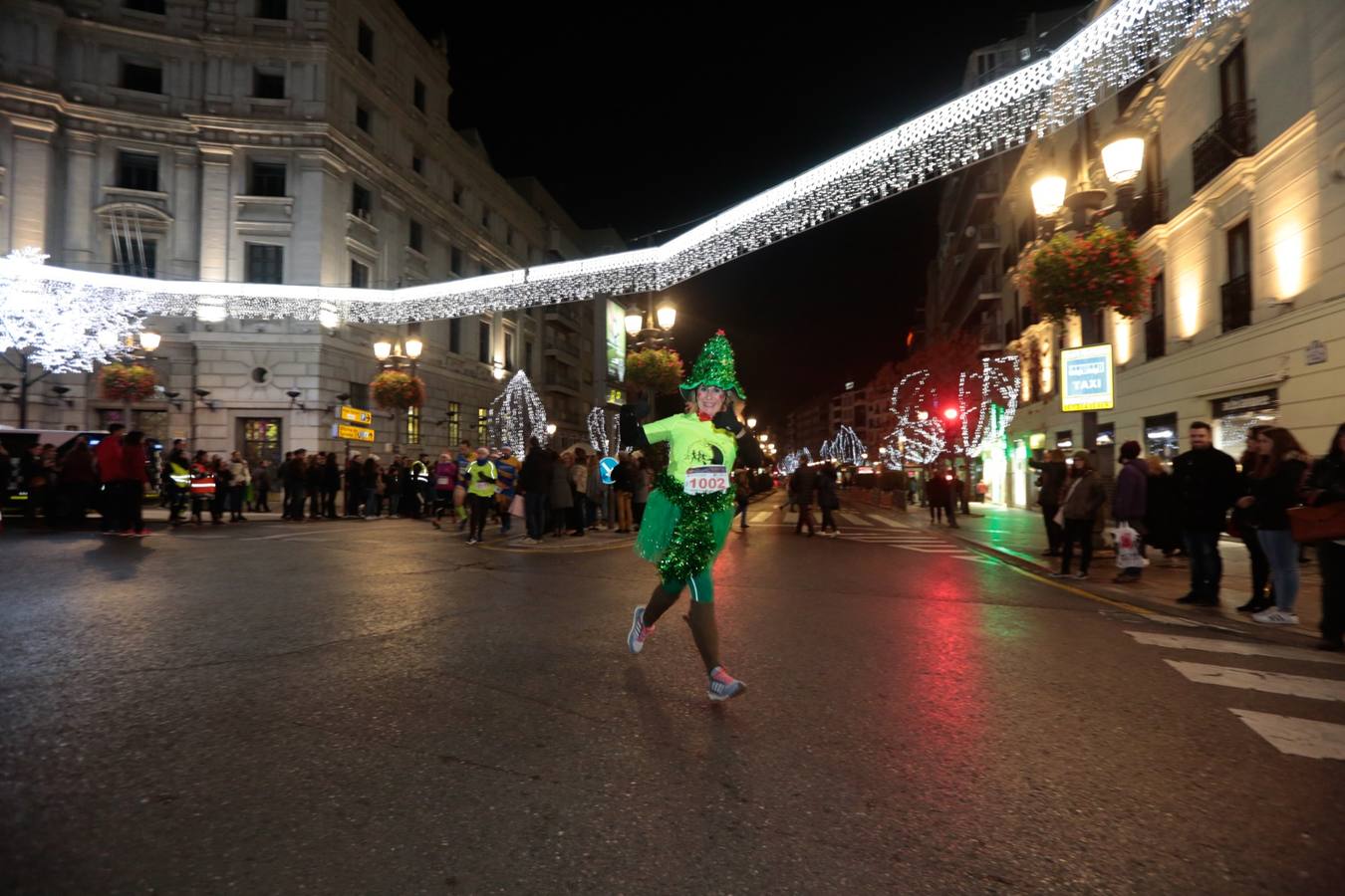 El centro de la capital se viste de fiesta para correr los 5 kilómetros de la XXVI Carrera Nocturna Solidaria