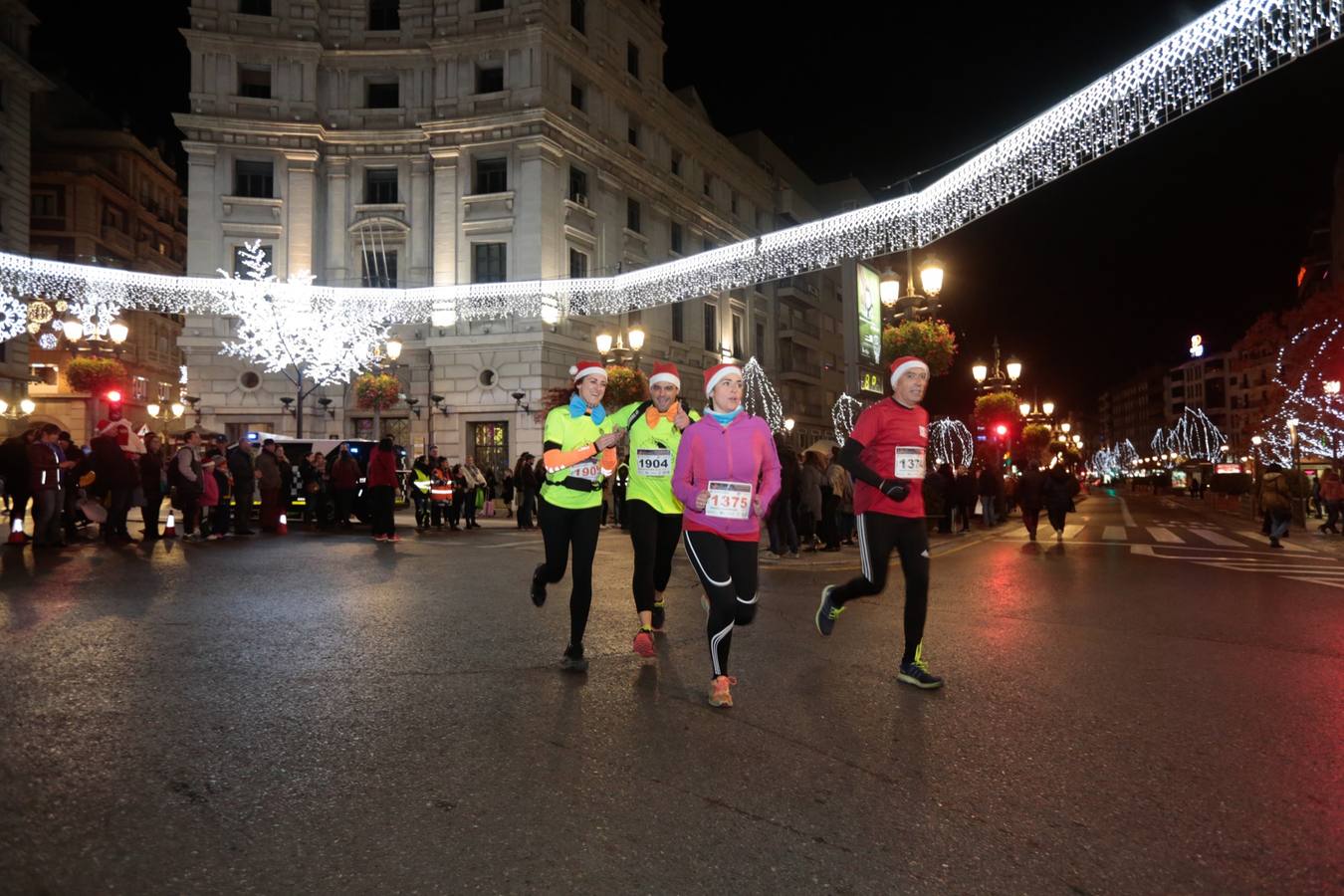 El centro de la capital se viste de fiesta para correr los 5 kilómetros de la XXVI Carrera Nocturna Solidaria
