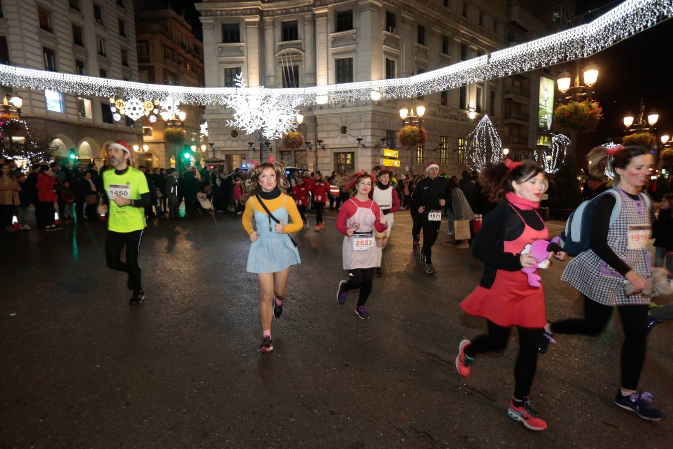 El centro de la capital se viste de fiesta para correr los 5 kilómetros de la XXVI Carrera Nocturna Solidaria