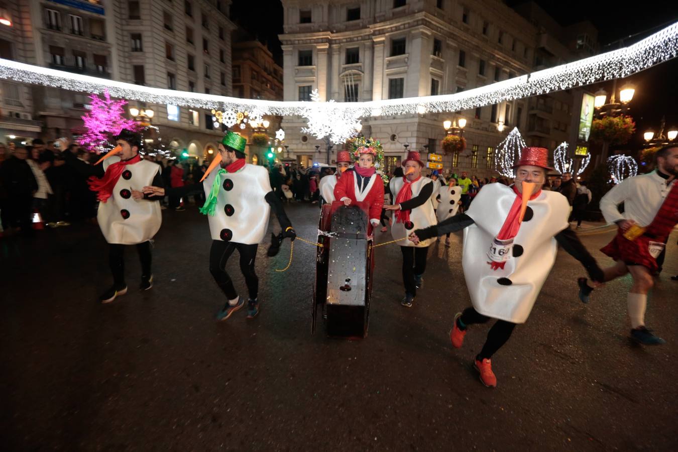 El centro de la capital se viste de fiesta para correr los 5 kilómetros de la XXVI Carrera Nocturna Solidaria