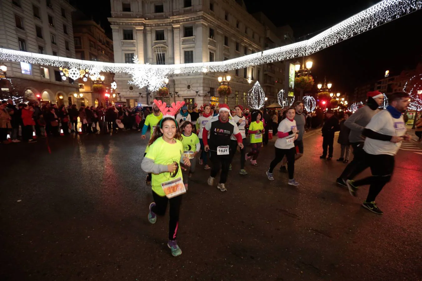 El centro de la capital se viste de fiesta para correr los 5 kilómetros de la XXVI Carrera Nocturna Solidaria