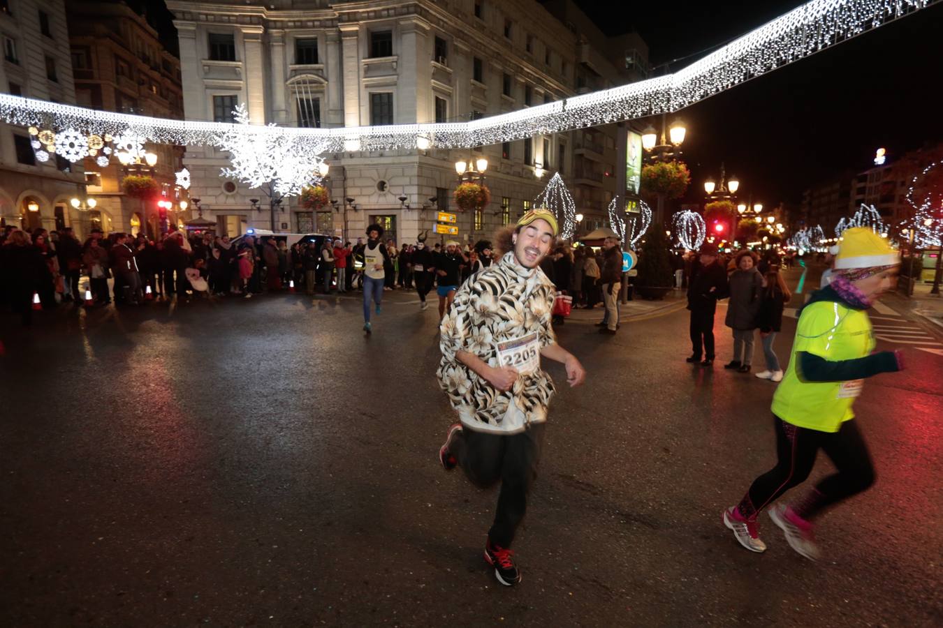 El centro de la capital se viste de fiesta para correr los 5 kilómetros de la XXVI Carrera Nocturna Solidaria