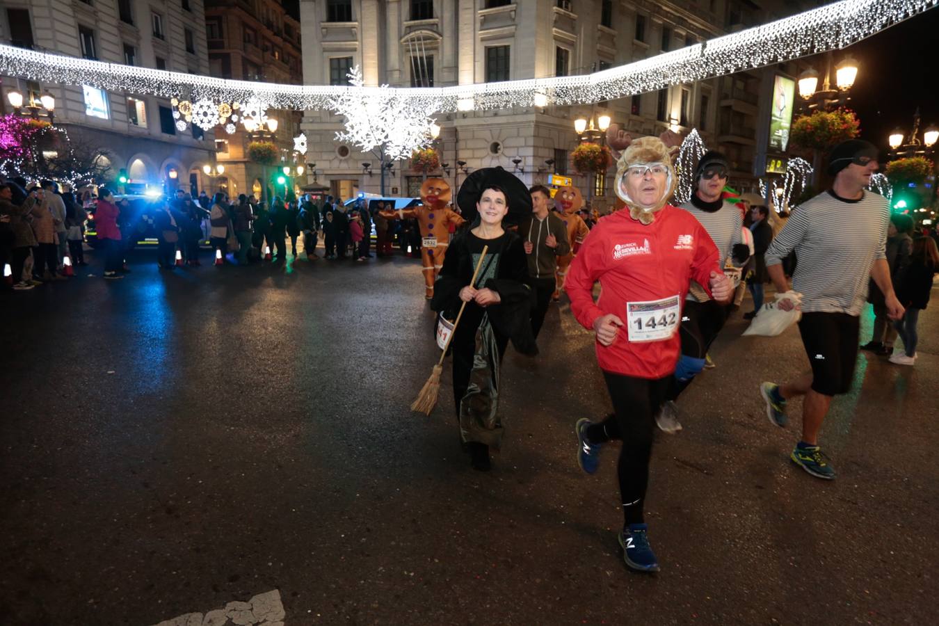 El centro de la capital se viste de fiesta para correr los 5 kilómetros de la XXVI Carrera Nocturna Solidaria