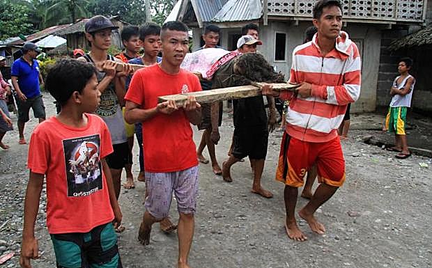 Imagen principal - Aumentan a 200 los muertos en Filipinas por la tormenta &#039;Tembin&#039;