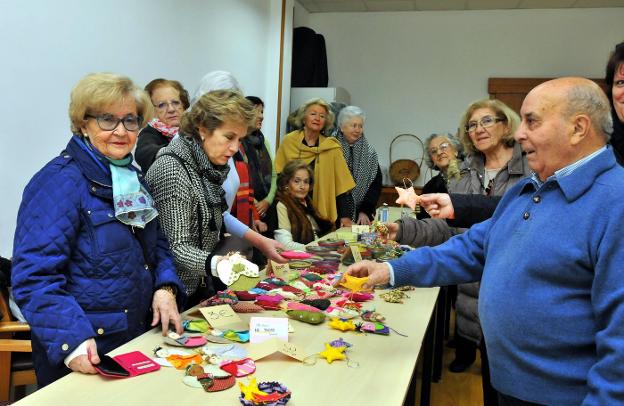 Los usuarios visitaron el mercadillo solidario. 