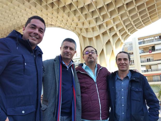 Juan Gabriel García, Juanen Pérez Miranda, Manuel Martín Cuenca y Damián París, en Sevilla. 
