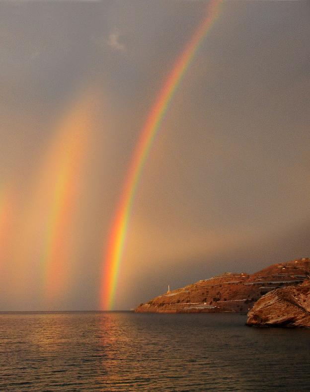 El arco iris doble se alza desde el mar junto a Punta Negra, en La Rábita. 