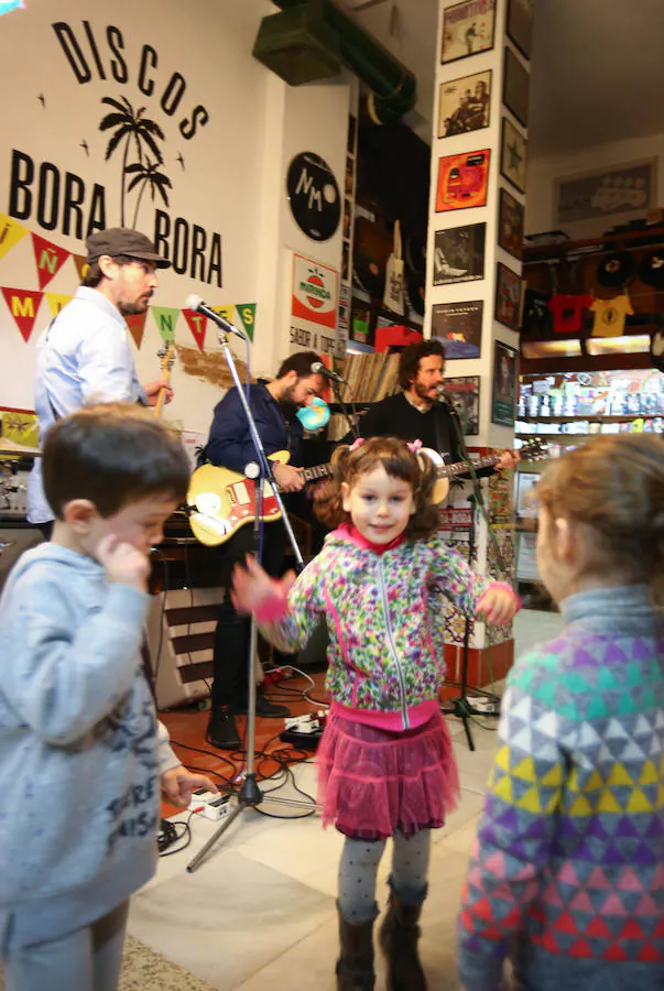 La banda Niños Mutantes celebró ayer su concierto solidario en la tienda de discos Bora Bora