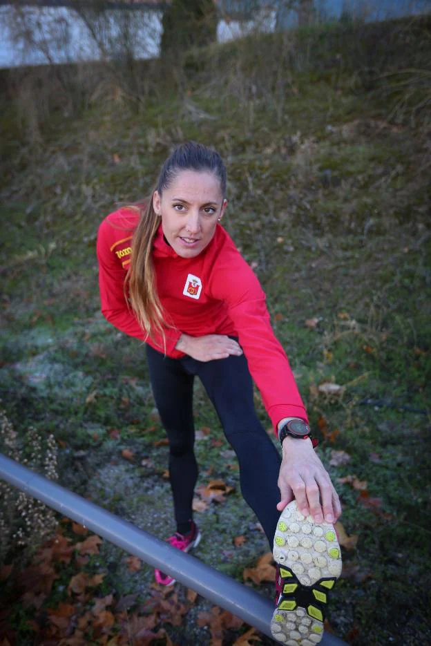 Ainhoa Pinedo estira en la pista de atletismo de Maracena tras un entrenamiento.