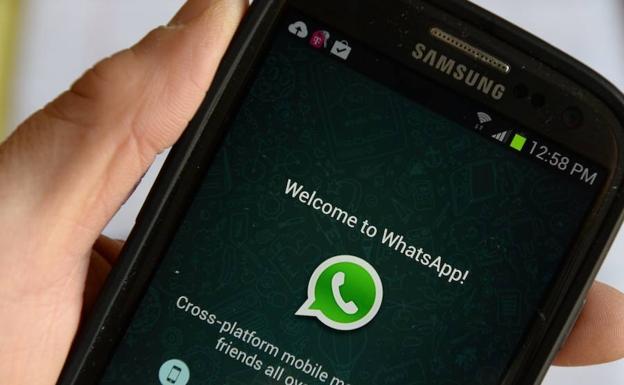 Pantalla de bienvenida a la aplicación de mensajería móvil WhatsApp. 
