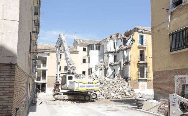 El nuevo edificio del barrio de Santa Adela se debe construir en 2018, sobre una parcela donde antes solo había bloques viejos e infraviviendas. El flamante inmueble –de ocho plantas– debería estar listo y habitado para finales del año por los vecinos de la zona que ahora andan realojados en distintas partes de la capital. 