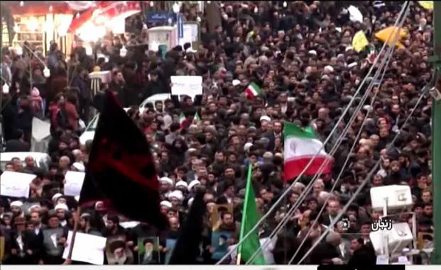 Imágenes de las protestas iraníes en una cadena de televisión del país. 