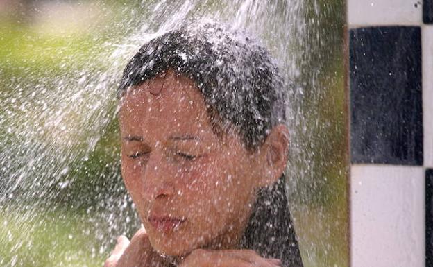 Bruselas premia un sensor español que informa del agua que se gasta durante la ducha