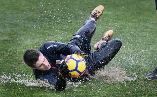 Kepa se entrena bajo la lluvia en Lezama. 