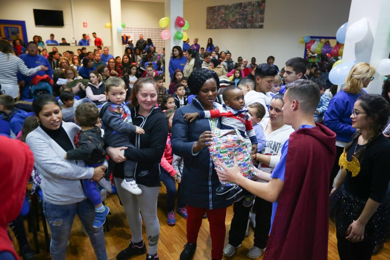 La oenegé 'Integración para la Vida' repartió ayer tarde 400 juguetes a 150 niños en riesgo de exclusión social o pobreza de la capital, dentro de la campaña 'Operación Reyes Magos-Ningún niño y ninguna niña sin juguete'. La entrega tuvo lugar en la sede de la oenegé en La Chana